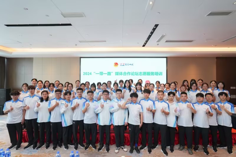 54名同学担任志愿者.jpg